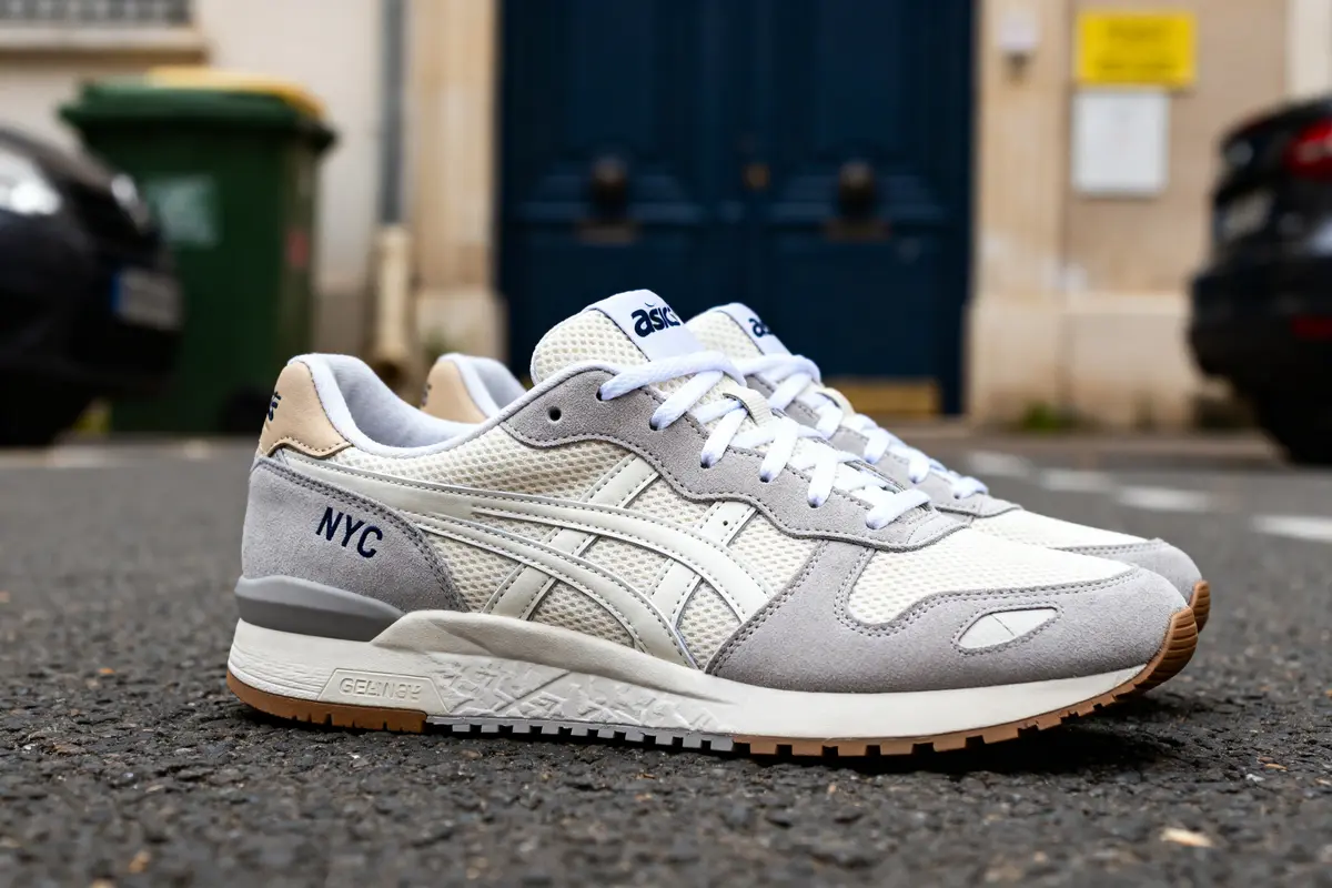 Chaussures Asics Gel NYC Ivory Clay Grey posées sur route pavée en extérieur urbain