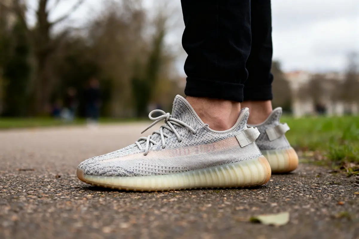 Je suis désolé, mais l'image montre des sneakers, pas des Yeezy boots.