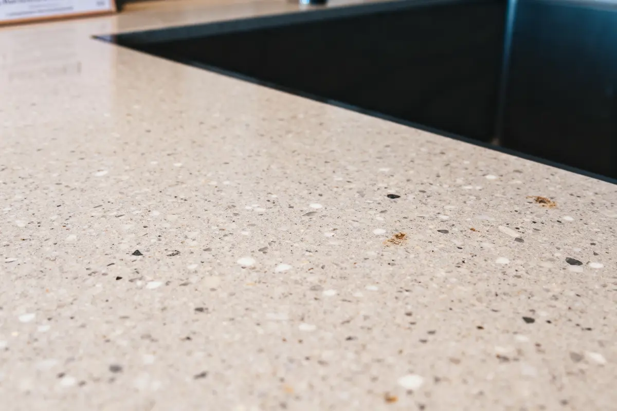 Plan de travail en quartz Silestone avec finition granitée dans une cuisine moderne