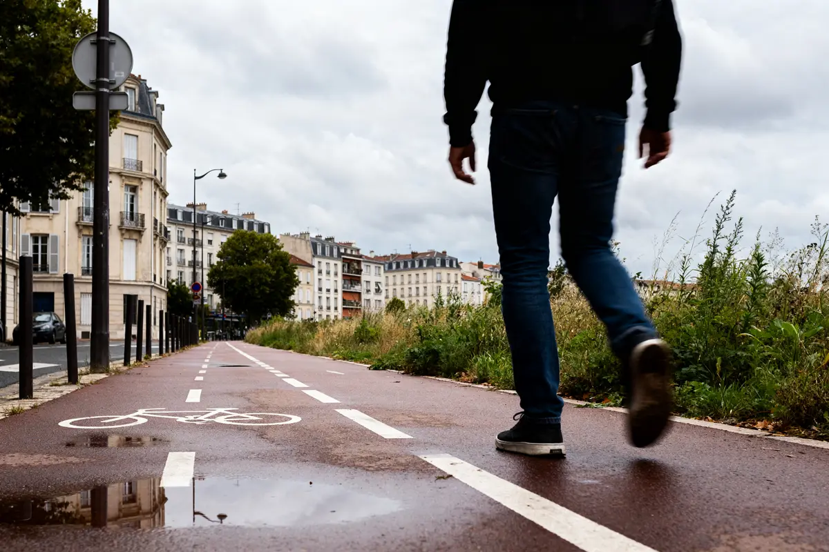 Personne marchant sur une piste cyclable en ville avec vitesse de marche moyenne étudiée