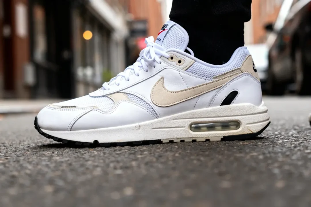 Personne portant des sneakers blanches Nike Sacai dans la rue, gros plan élégant