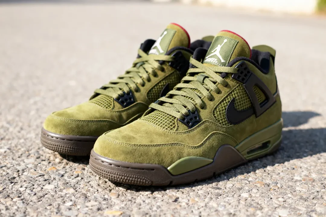 Baskets en daim vert olive tendance de Travis Scott sur fond de béton urbain