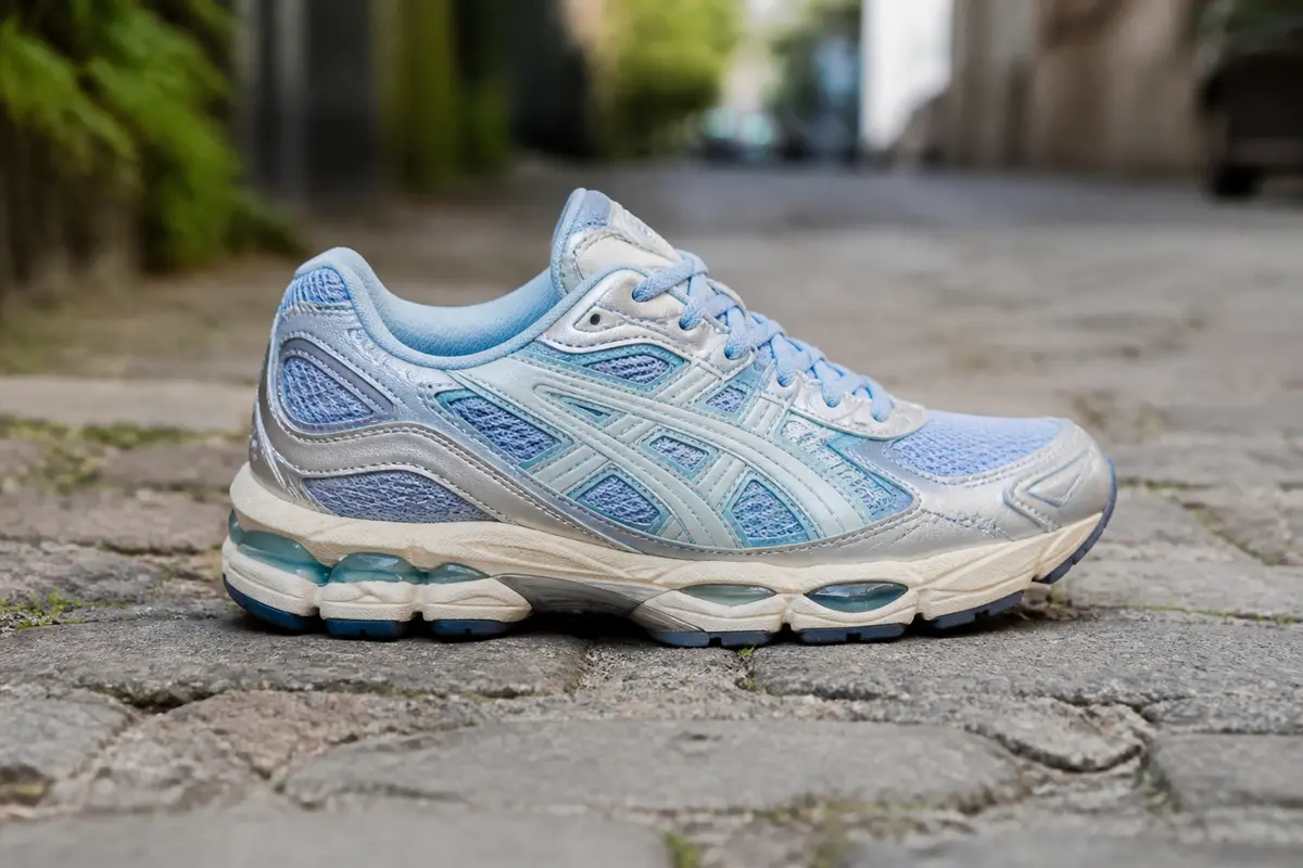 Baskets Asics Gel NYC bleu ciel posées sur des pavés en extérieur
