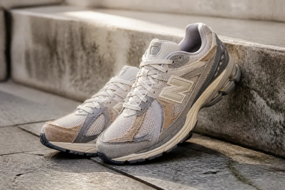 Chaussures New Balance Protection Pack 1906R beige sur escaliers en pierre grise extérieurs